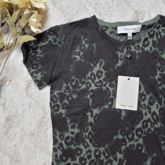 John + Jenn Forest Green Leopard Black Short Sleeve Tshirt NWT Size XS - Picture 4 of 12